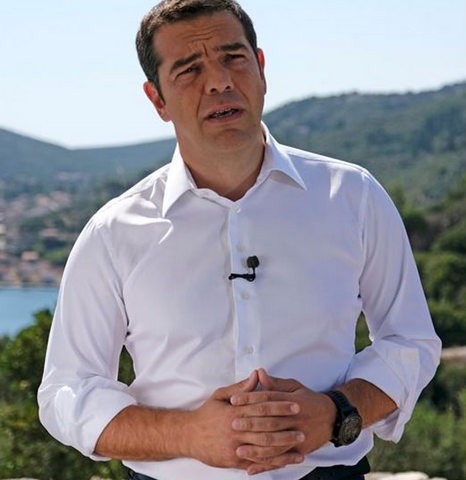Ο Αλέξης Τσίπρας στον Πειραιά με σημάδι από κραγιόν στο μάγουλό του