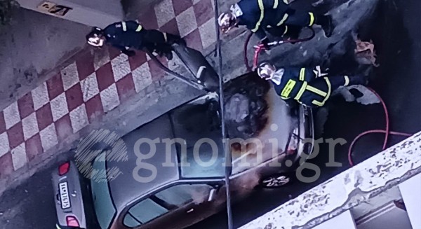 ΧΑΛΚΙΔΑ: Αυτοκίνητο πήρε φωτιά εν κινήσει
