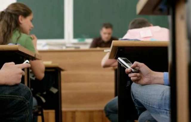 ΥΠΟΥΡΓΕΙΟ ΠΑΙΔΕΙΑΣ: Απαγορεύονται τα κινητά τηλέφωνα στα σχολεία