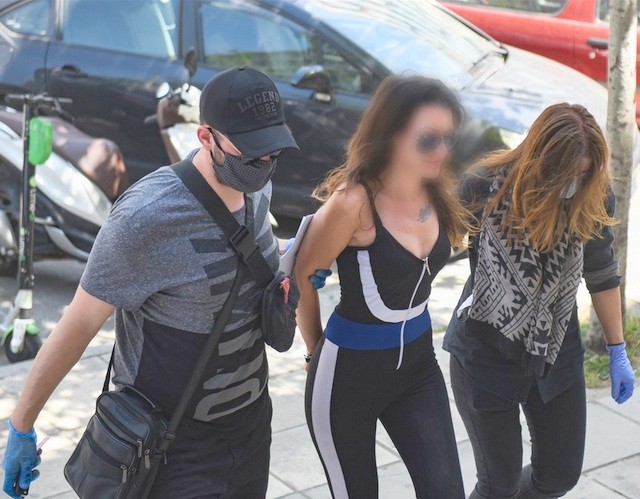 Με χειροπέδες οδηγήθηκε στον εισαγγελέα η κοπέλα που έριξε νερό στον Χαρδαλιά (VIDEO)