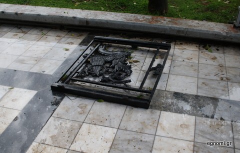 Γκρέμισαν την πόρτα του Ηρώου
