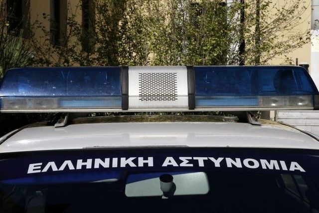 Αστυνομικός έκλεψε 600 ευρώ από μετανάστες