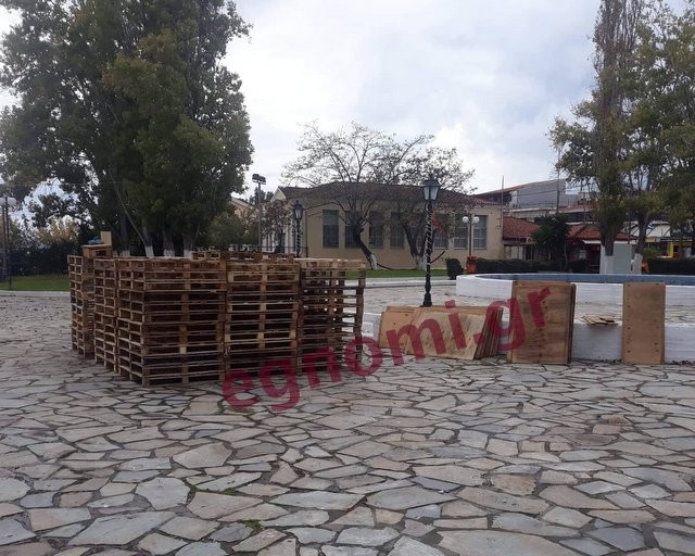 ΕΡΕΤΡΙΑ: Χειρότερος στολισμός και από τη Χαλκίδα!