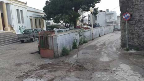 Φυτεύουν δέντρα μέσα στις ...λακκούβες των δρόμων