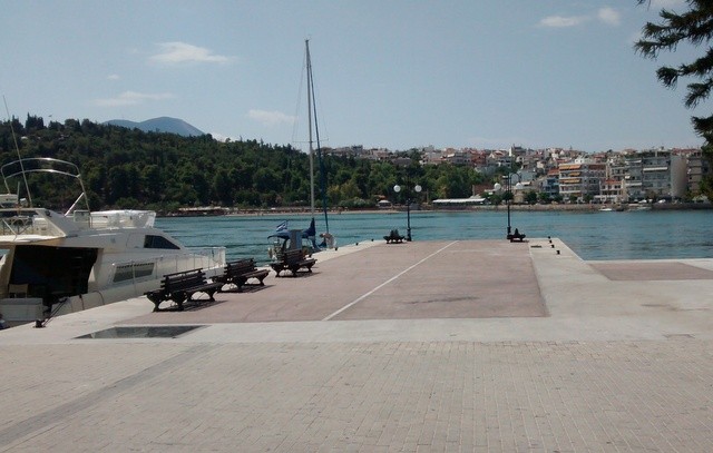 ΧΑΛΚΙΔΑ: O Δήμος Χαλκιδέων στολίζει το Πρωτομαγιάτικο στεφάνι του - Μπορείτε να βάλετε και εσείς ένα λουλούδι