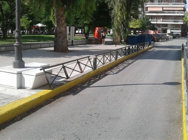 Σπασμένο το κάγκελο εδώ και ένα μήνα στην οδό Καραμουρτζούνη