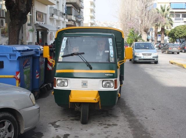 Ο ... μάγκας με το τρίκυκλο κόβει βόλτες στη Χαλκίδα