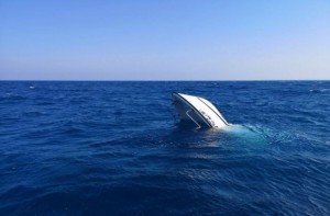 ΩΡΩΠΟΣ: Βούλιαξε το σκάφος και βρέθηκαν στη θάλασσα