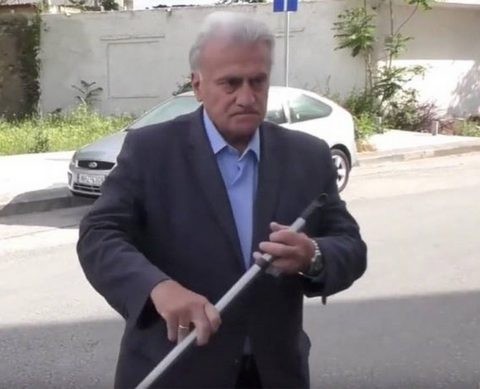 Επικό προεκλογικό σποτάκι του Παναγιώτη Ψωμιάδη, με οδηγό που ρίχνει σκουπίδια (VIDEO)