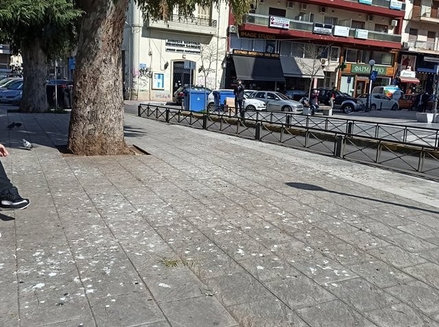 ΧΑΛΚΙΔΑ: Γεμάτο κουτσουλιές το πεζοδρόμιο απέναντι από το ναό Αγίου Νικολάου