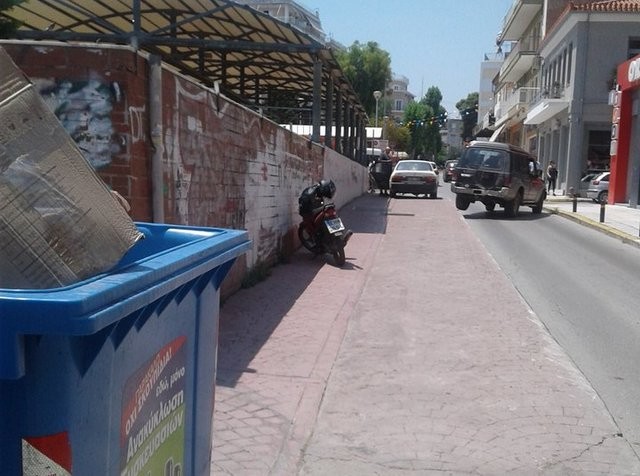 ΧΑΛΚΙΔΑ: Παράνομα παρκαρισμένα οχήματα στο πεζοδρόμιο δίπλα στο πάρκινγκ!