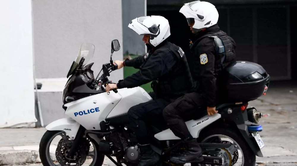 Οδηγός παραβίασε το STOP και παρέσυρε τέσσερις αστυνομικούς