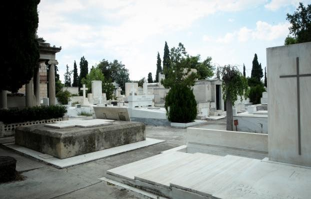 ΧΡΙΣΤΟΥΓΕΝΝΙΑΤΙΚΗ ΤΡΑΓΩΔΙΑ: Άντρας αυτοκτόνησε στον τάφο της μητέρας του