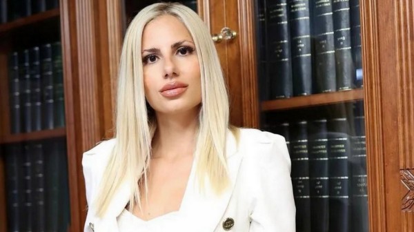 Η εντυπωσιακή Χαλκιδέα δικηγόρος Μάιρα Καρλή αναλαμβάνει κεντρικό ρόλο στο Deal