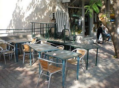 Σηκώνουν τραπεζοκαθίσματα
