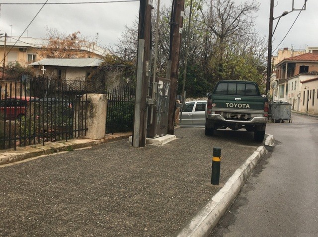 ΧΑΛΚΙΔΑ: Ωραίο παρκάρισμα πάνω στο πεζοδρόμιο!