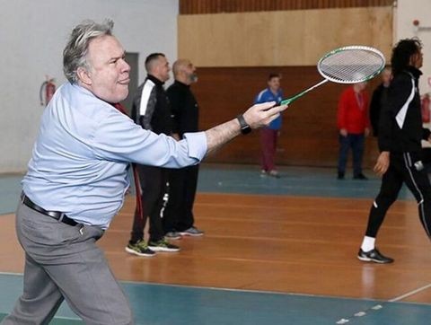 Ο Γιώργος Κατρούγκαλος έφαγε τούμπα την ώρα που έπαιζε μπάντμιντον (VIDEO)