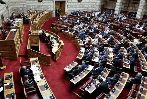 Ο ΣΥΡΙΖΑ χειροκρότησε τη ΝΔ μέσα στη Βουλή - Ολοι εναντίον του Κασιδιάρη