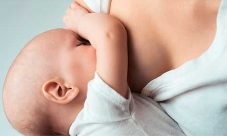 Η πρώτη διεμφυλική γυναίκα στον κόσμο που μπόρεσε να θηλάσει