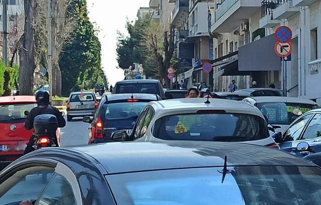 ΧΑΛΚΙΔΑ: Όργιο διπλοπαρκαρίσματος στη λεωφόρο Βενιζέλου το πρωί της Παρασκευής