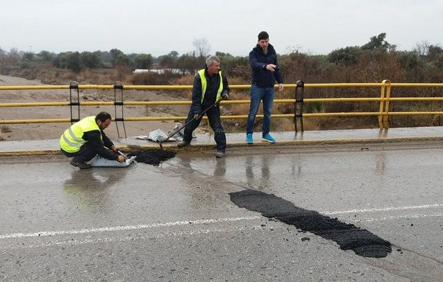 Χαμός στο facebook με την άσφαλτο στη γέφυρα του Βασιλικού