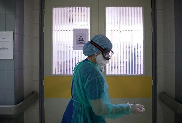 Κορωνοϊός: Μητέρα στην Θεσσαλονίκη πέθανε σε ΜΕΘ δίπλα στο διασωληνομένο παιδί της