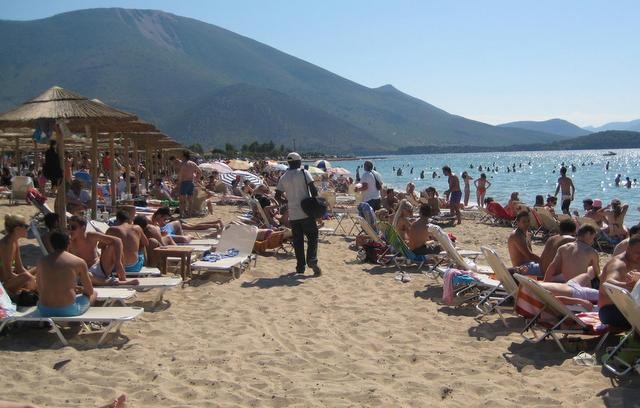 ΧΑΛΚΙΔΑ ΠΑΡΑΛΙΑ ΑΛΥΚΕΣ: Ξαφνικό μπουρίνι χάλασε το μπάνιο των λουόμενων