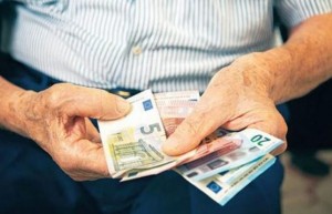 Επίδομα 250 ευρώ σε χαμηλοσυνταξιούχους - Τι πρέπει να κάνουν όσοι δεν το έλαβαν