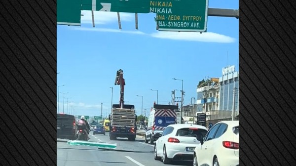 Κηφισός: Γερανοφόρο γκρέμισε πινακίδα - Από θαύμα γλίτωσαν επιβάτες μηχανής (VIDEO)