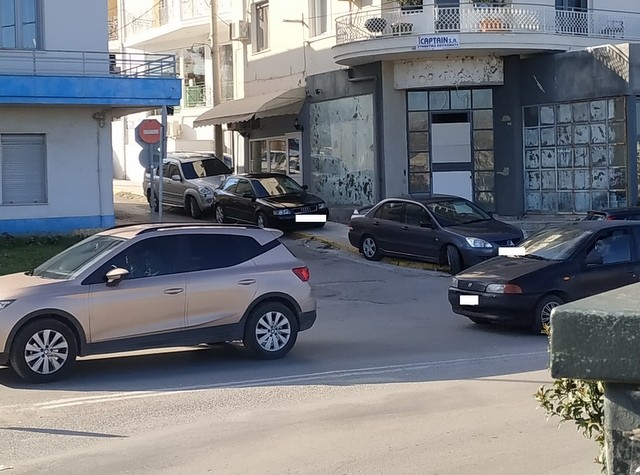 ΧΑΛΚΙΔΑ: Φουλ της παρανομίας στο παρκάρισμα δίπλα στο Λιμεναρχείο