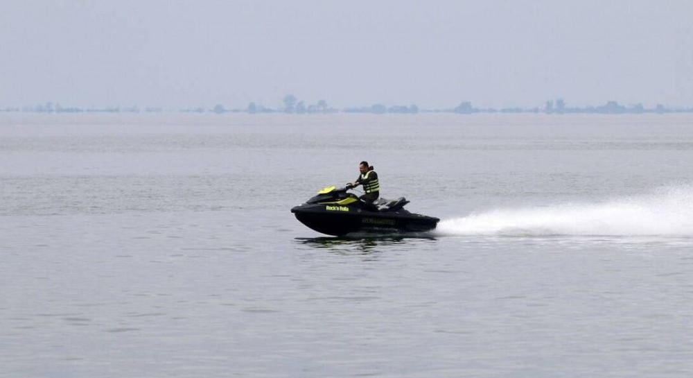 ΚΥΜΗ: Τζετ σκι βγήκε εκτός πορείας και κατέληξε στην παραλία (video)