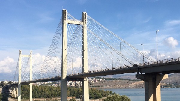 ΥΨΗΛΗ ΓΕΦΥΡΑ ΧΑΛΚΙΔΑΣ: Σύγκρουση ταξί με φορτηγό
