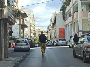 ΧΑΛΚΙΔΑ: Νεαρός με πατίνι έκανε ελιγμούς στη μέση του δρόμου χωρίς κράνος