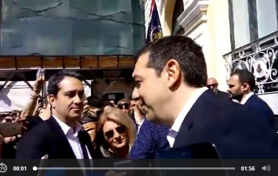 Γιούχα και αποδοκιμασίες κατά Τσίπρα στην Κέρκυρα (VIDEO)