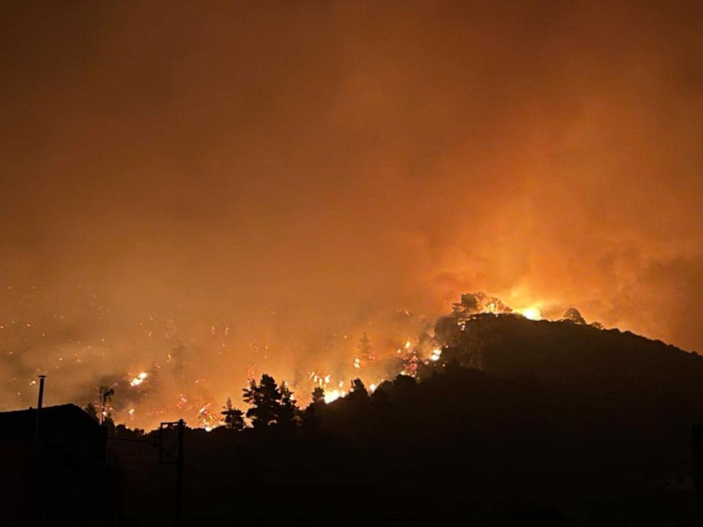 ΦΩΤΙΑ ΒΟΡΕΙΑ ΕΥΒΟΙΑ: Χωριά τυλίχθηκαν στις φλόγες - Πύρινο μέτωπο απ' άκρη σ' άκρη του νομού