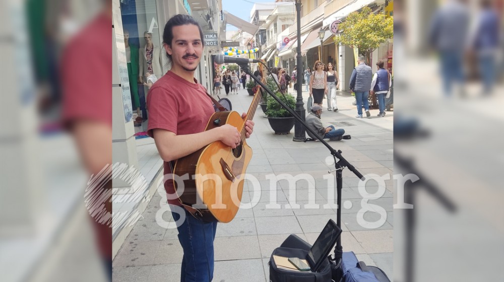 ΚΙΜΩΝΑΣ ΜΠΕΚΟΣ: Με μια κιθάρα ένας Ψαχνιώτης γεμίζει με μελωδίες τους δρόμους (VIDEO)