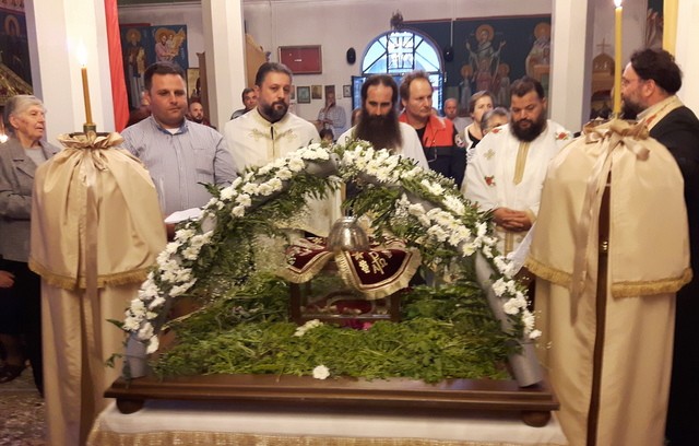 ΘΕΟΛΟΓΟΣ: Γιορτάζει ο Εφημέριος και κερνάει όλους τους πιστούς