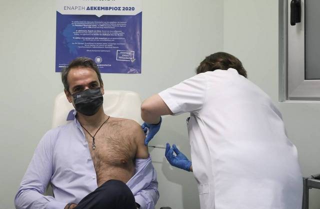 Τη δεύτερη δόση του εμβολίου έκαναν Μητσοτάκης και Σακελλαροπούλου