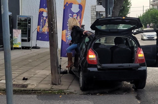 Γυναίκα πετούσε καρέκλες και χόρευε στη μέση του δρόμου (Video)