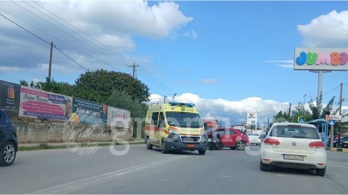 ΧΑΛΚΙΔΑ: Σύγκρουση μοτοσικλέτας με αυτοκίνητο στην Έξω Παναγίτσα - Δύο τραυματίες