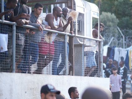 HOTSPOT ΘΗΒΑΣ: Πρόσφυγες προσπάθησαν να κάψουν ζωντανή γυναίκα - Τέσσερις μαχαιρώθηκαν
