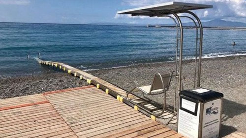 ΑΥΛΙΔΑ: Διαμαρτυρία κατοίκων για την έλλειψη ράμπας ΑμεΑ