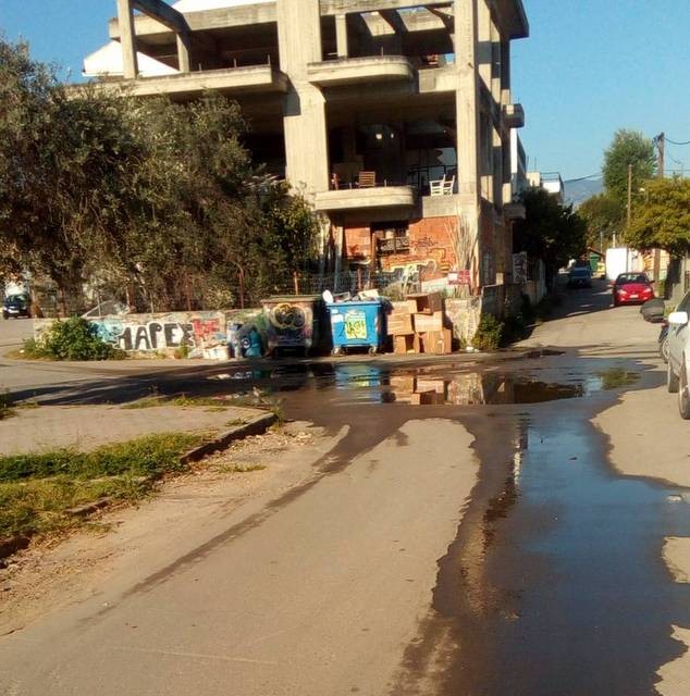 ΧΑΛΚΙΔΑ-ΚΑΜΑΡΕΣ: Έσπασε σωλήνας ύδρευσης στην οδό Μακεδονίας