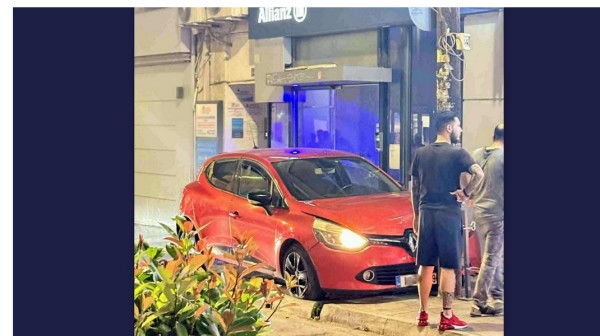 ΧΑΛΚΙΔΑ: Αυτοκίνητο ανέβηκε σε πεζοδρόμιο και προσέκρουσε σε κολόνα στην Φαρμακίδου