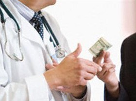 Προσωρινά εκτός υπηρεσίας η παιδίατρος με το φακελάκι