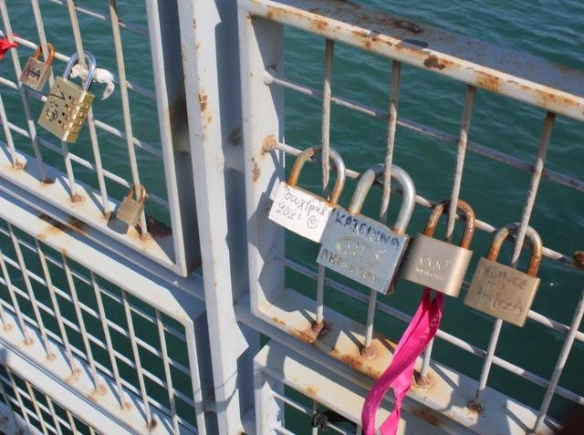 ΧΑΛΚΙΔΑ: Τα λουκέτα της αγάπης πολλαπλασιάζονται στη γέφυρα του Ευρίπου