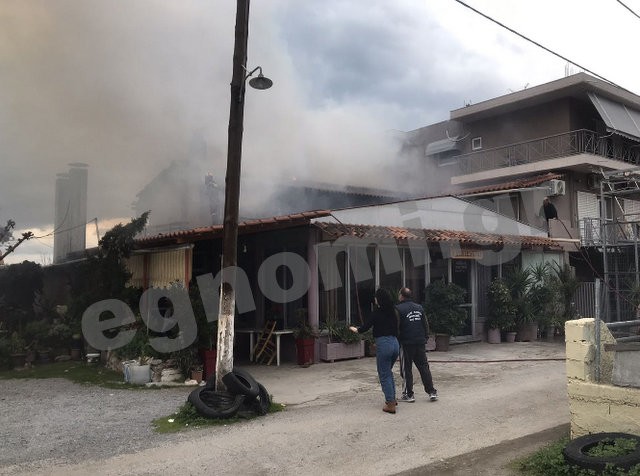 ΧΑΛΚΙΔΑ: Άρπαξε φωτιά πάνω από την ταβέρνα του Δερματά στην Έξω Παναγίτσα