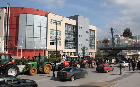 Διαμαρτυρία αγροτών στο Διοικητήριο