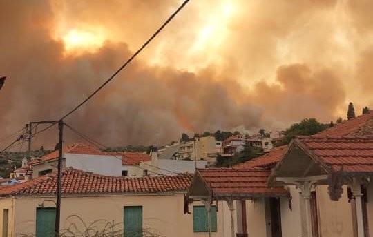 ΔΑΦΝΗ ΜΑΝΤΟΥΔΙΟΥ-ΛΙΜΝΗΣ-ΑΓ. ΑΝΝΑΣ: Μεγάλη φωτιά απειλεί δύο χωριά