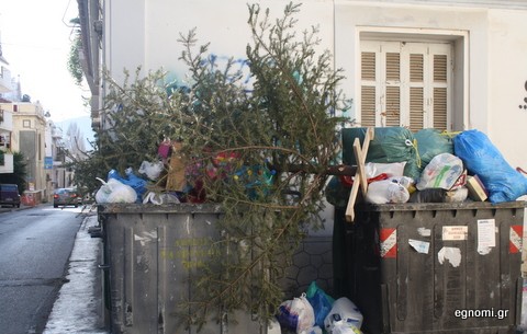 Χριστουγεννιάτικο δένδρο στα σκουπίδια